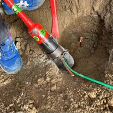 感電事故防止の事前対策作業中