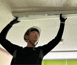 小学校照明取付2